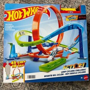 Hot Wheels Loop Cyclone Challenge Track Set